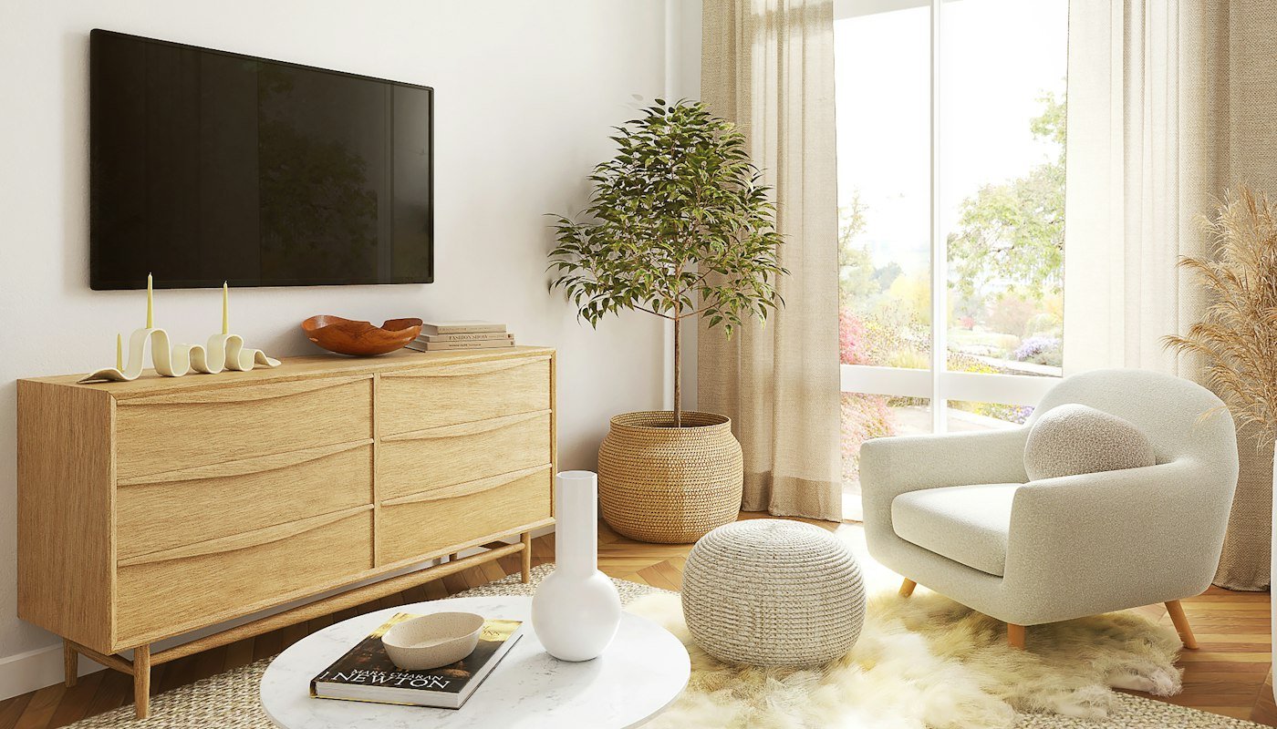 Een lichte woonkamer met een tv aan de muur boven een houten dressoir, een witte fauteuil en planten